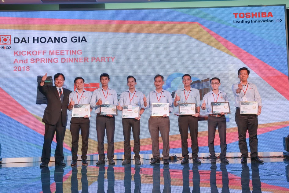 Toshiba Singapore trao thưởng cho các thành viên xuất sắc của Toshiba.